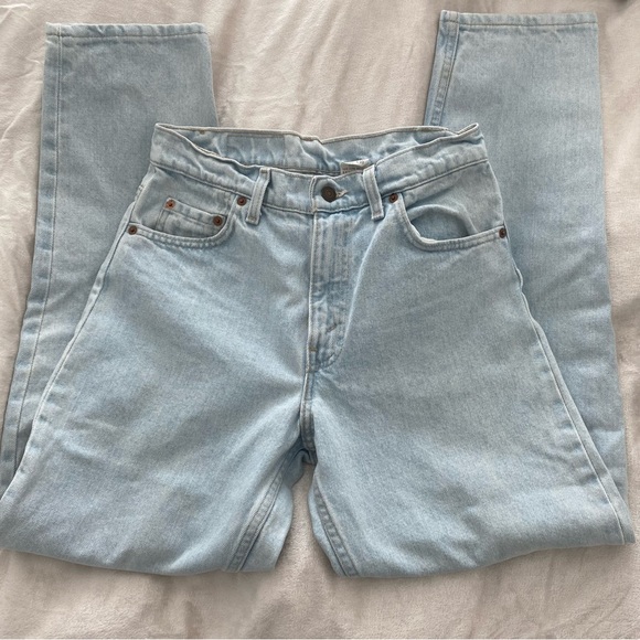 ❌SOLD❌ Vintage Levi’s 550 Relaxed Fit Tapered Legs Light Blue | Size 30” - Picture 3 of 6